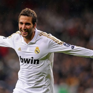 开云官网-铁血防守+手术刀直塞！西亚卡姆爆冷击败皇家马德里，关键助攻引爆全场！西亚卡姆手术刀直塞+铁血防守，爆冷击败皇马引爆全场